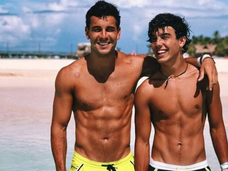La fascinante isla que eligió Mario Casas para vacacionar junto con su familia Mario Casas y Óscar Casas Foto: Archivo