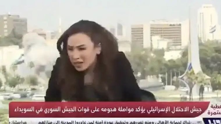 La reacción de la periodista siria quedó registrada en vivo cuando un bombardeo israelí impactó cerca del canal estatal en Damasco.