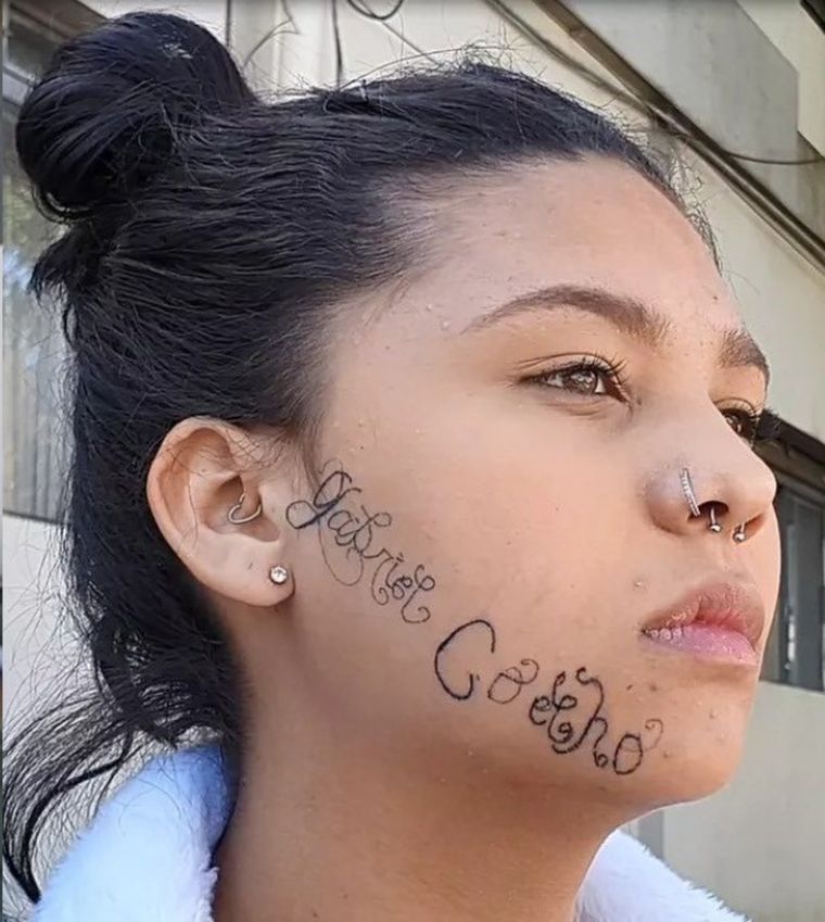 La joven tiene en su rostro el nombre de su ex Foto: Hugo Gloss