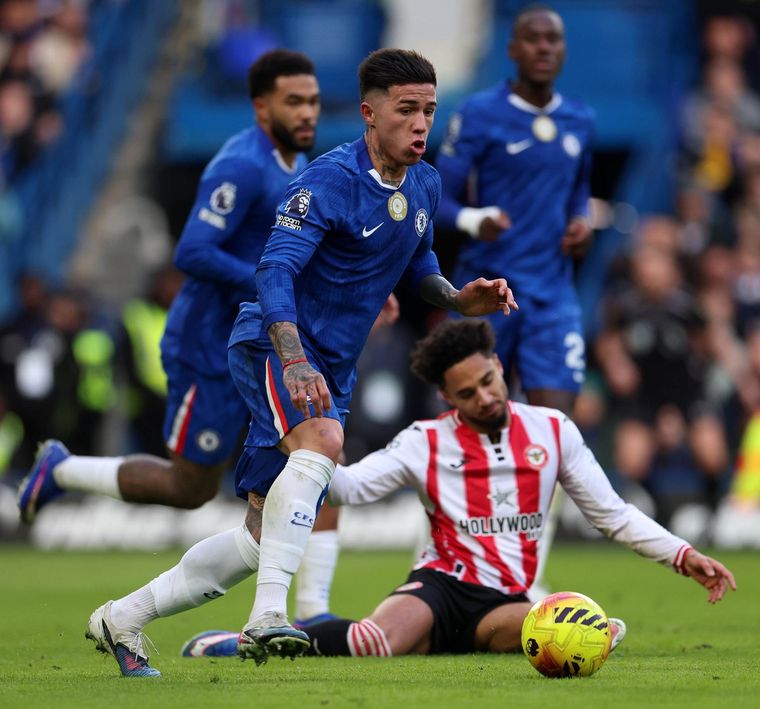Enzo Fernández fue titular y dio una asistencia en el último triunfo del Chelsea ante el Brentford por la fecha 22 de la Premier League. Enzo Fernández fue titular y dio una asistencia en el último triunfo del Chelsea ante el Brentford por la fecha 22 de la Premier League.