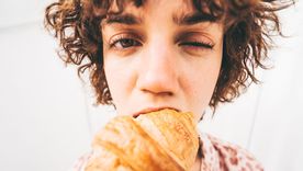 El estrés puede hacer que nuestros cuerpos sientan más o menos hambre y eso puede afectar nuestro apetito a largo plazo. El estrés puede hacer que nuestros cuerpos sientan más o menos hambre y eso puede afectar nuestro apetito a largo plazo.