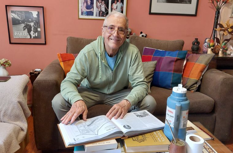 Jorge Ricardo Ponte posa con su libro Jorge Ricardo Ponte posa con su libro