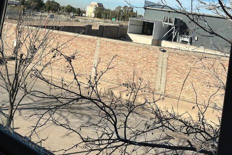 Una vista hacia el barrio 8 de Abril desde una ventana violentada en La Bastilla Foto: Gentileza