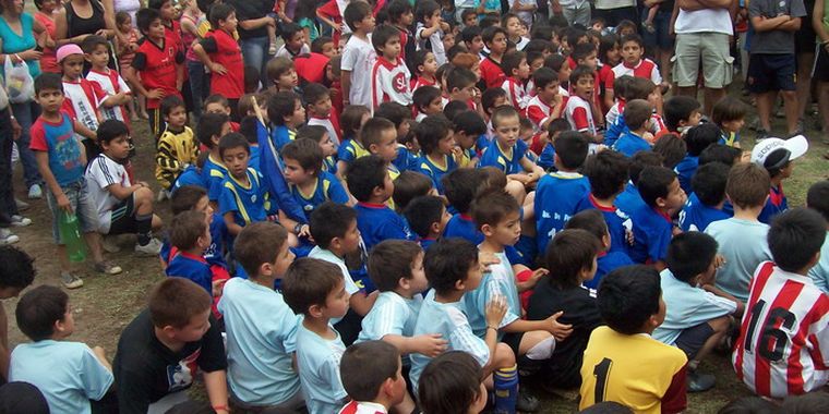 En el final todos los chicos juntos esperando sus medallas