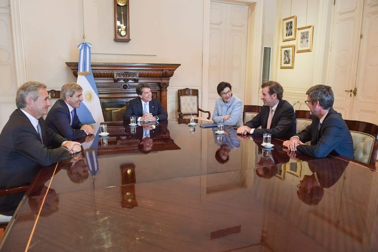 El jefe de Gabinete, Nicolás Posse, el ministro de Economía, Luis Caputo, y Jane Fraser, directora ejecutiva de Citigroup Foto: Minsterio de Economía