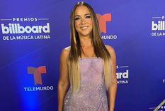 La conductora televisiva Adamari López presume una delgada figura después de su transformación, iniciada en el 2020 y durante la pandemia. Foto: Telemundo