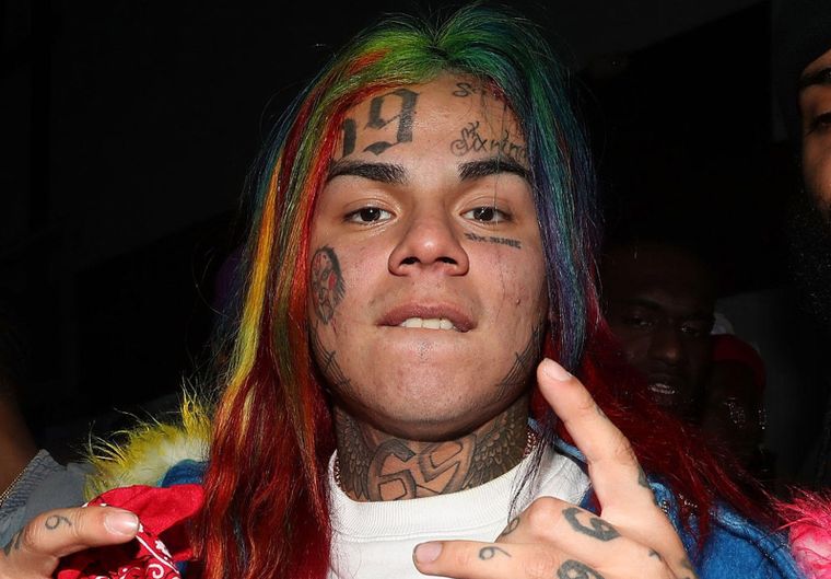 Tekashi tuvo una dura vida empañada por drogas y otros delitos por los que tuvo que cumplir una condena en 2020.