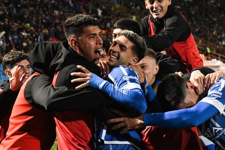 Hernán López Muñoz, figura del Tomba, festeja con todo el plantel el segundo de la noche. Foto: Juan Ignacio Blanco / MDZ.