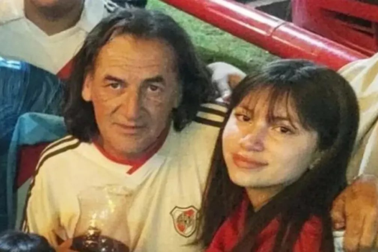 Pablo Marcelo Serrano y su hija, Mia, en un partido de River