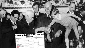 El nieto de 6 años de Jules Rimet, presidente de la FIFA, fue el encargado de sacar de un frasco los papeles que contenían el nombre de cada selección en el sorteo del Mundial de Francia 1938. Argentina estaba ahí.