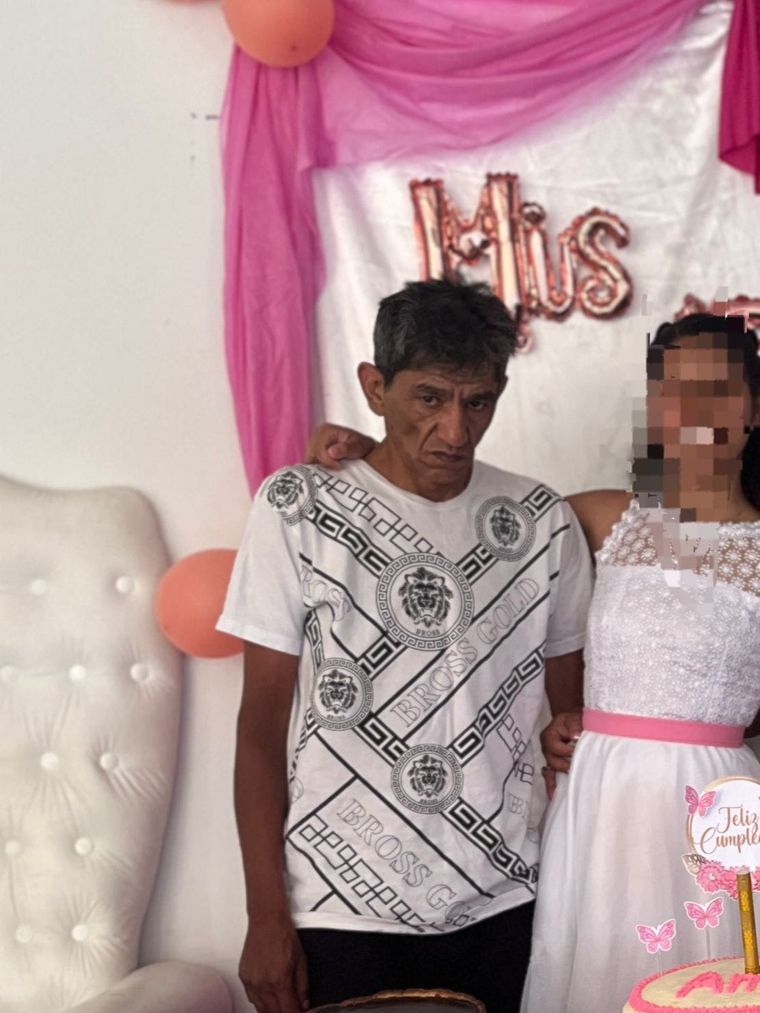 La foto junto a su hija, momentos antes del ataque a su expareja. Foto: X