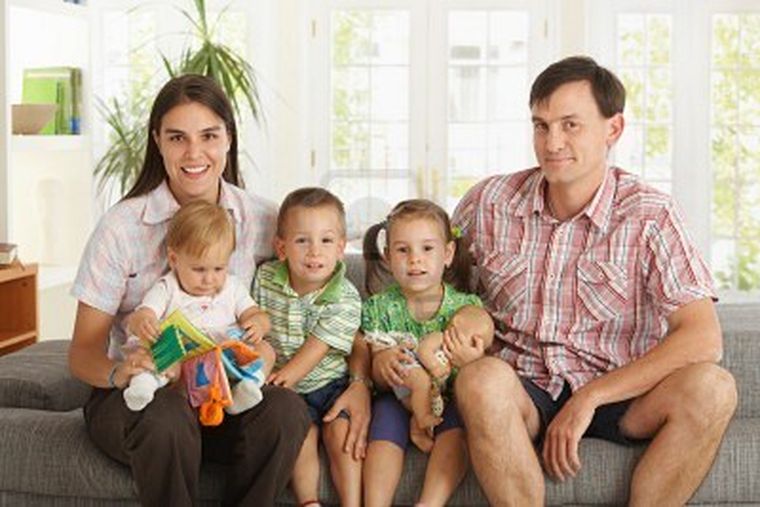 Celebrar a la familia no debería reducirse a una foto sonriente, a una linda salida o una comida especial. Celebrar a la familia no debería reducirse a una foto sonriente, a una linda salida o una comida especial.