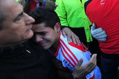 Un joven Keko Villalva es consolado por el DT JJ López Foto: Télam