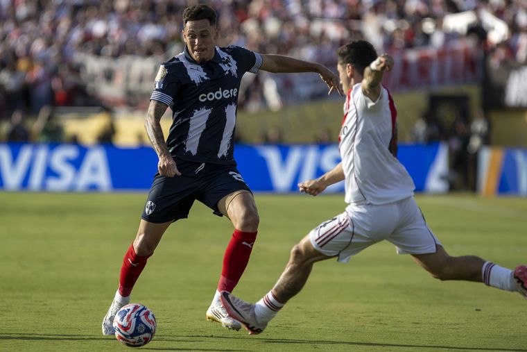 Gonzalo Montiel quedó tocado luego de un cruce con Lucas Ocampos. Gonzalo Montiel quedó tocado luego de un cruce con Lucas Ocampos.