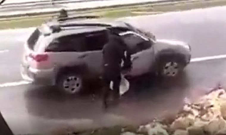 El saqueo fue registrado por un vecino