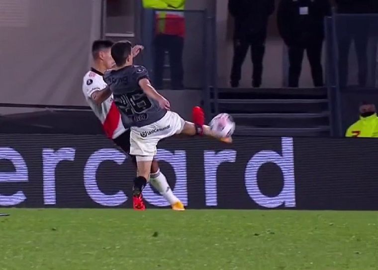 La dura falta de Nacho contra el mendocino.