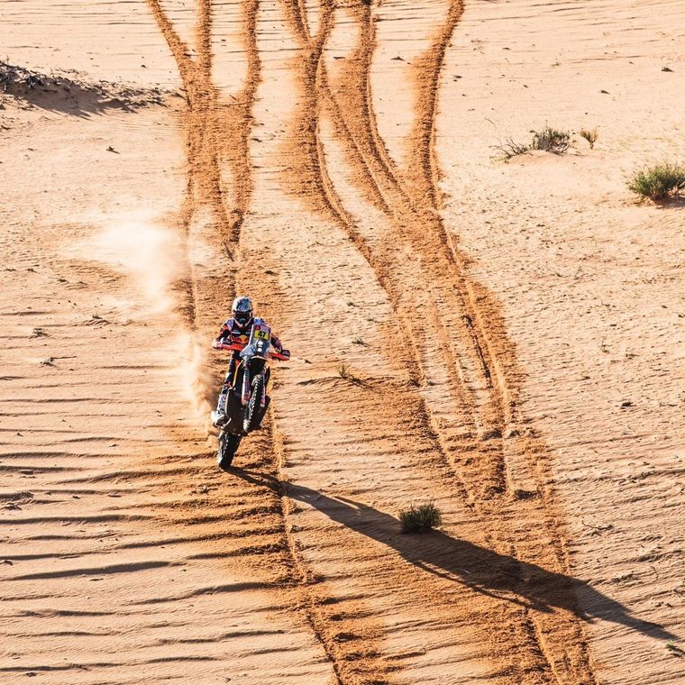 Una hermosa postal de Benavides en acción. Foto: @dakar