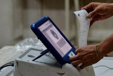 Una vez culminada la jornada electoral, las máquinas de votación imprimen un acta en papel. Foto: BBC