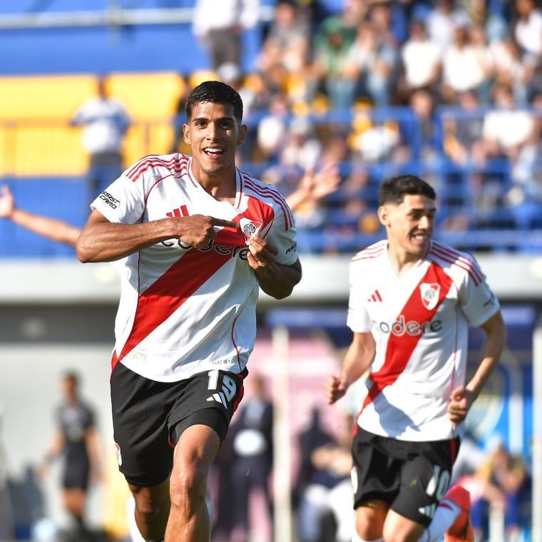Nasif celebra el tanto de River en el predio de Boca. Foto: @RiverPlate