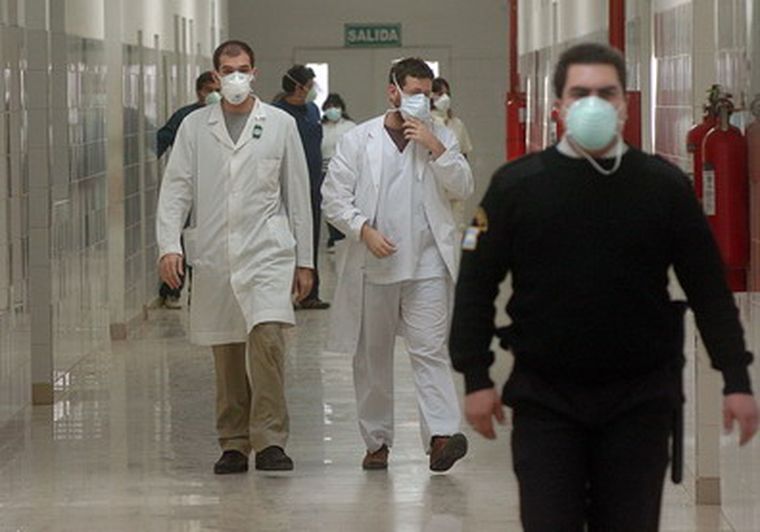 Los hospitales requieren más dinero por el brote de la nueva influenza. Foto: NA