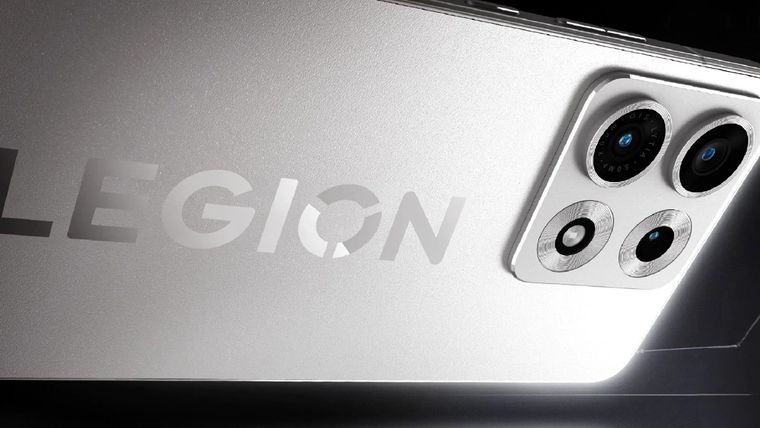 La alimentación por derivación del Lenovo Legion Y70 preserva las baterías durante sesiones gamer. La alimentación por derivación del Lenovo Legion Y70 preserva las baterías durante sesiones gamer.
