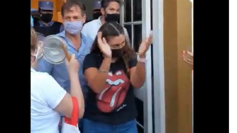Celeste Ruiz Díaz sale de la cárcel tras dos horas de detención. Foto: Twitter