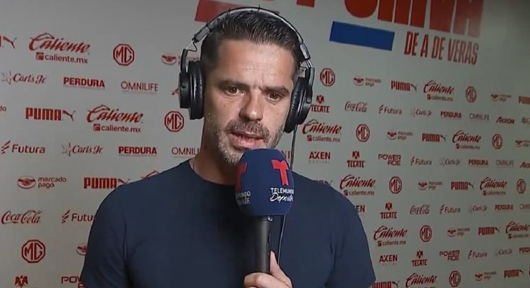 El director técnico enfrentó los micrófonos. Foto: Captura