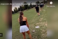 La mamá que hace reír a su bebé mientras juega al golf.