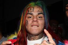 Tekashi tuvo una dura vida empañada por drogas y otros delitos por los que tuvo que cumplir una condena en 2020.