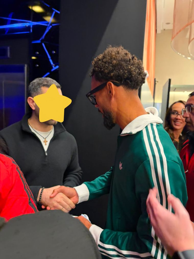 Vozinha saludando a sus simpatizantes.