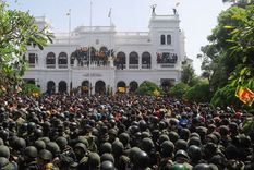 Los manifestantes celebran después de irrumpir en la oficina del Primer Ministro en Colombo, Sri Lanka, el 13 de julio de 2022. Foto: GETTY IMAGES