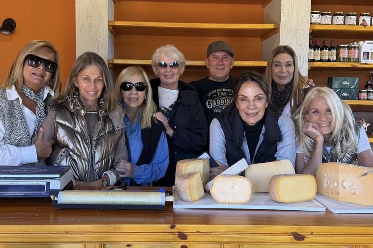 El grupo visitó La Linqueñita, donde Gustavo Schiavi, su dueño, les hizo probar distintas variedades de quesos premium. El grupo visitó La Linqueñita, donde Gustavo Schiavi, su dueño, les hizo probar distintas variedades de quesos premium.