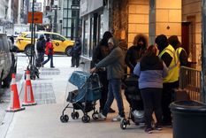 La gente entra y sale de un refugio para migrantes en el antiguo Hotel Roosevelt en Nueva York, Foto: Efe.