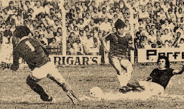 Más de Maradona en la cancha azul de Mendoza: el 1 es el Gringo Reggi, que había llegado al CSIR como refuerzo desde San Martín. Más de Maradona en la cancha azul de Mendoza: el 1 es el Gringo Reggi, que había llegado al CSIR como refuerzo desde San Martín.