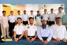 Los oficiales de alto rango del Banglar Joyjatra grabaron un video para levantar la moral de la tripulación.