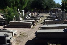 Las nuevas generaciones ya no piensan en perpetuidad, mausoleos o lápidas: buscan despedidas más simples, ecológicas y sin cargas para los familiares. Foto: ALF PONCE MERCADO / MDZ (Imagen Ilustrativa)