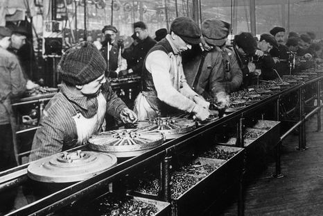 Cadena de montaje de Ford, en una fotografía de 1913. Cadena de montaje de Ford, en una fotografía de 1913.