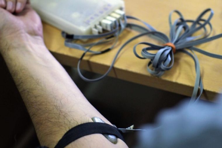 Un aparato puede convertir señales cardíacas y musculares en música o juegos Foto: UNLP