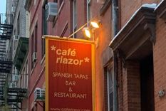 La bandera española da la bienvenida en este café restaurante ubicado en Chelsea, Nueva York.
