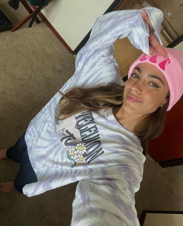 Los buzos oversize protagonizan muchos de los outfits de Tini Stoessel. Foto: Instagram.