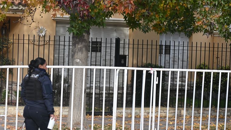 Personal policial custodiando la escena del crimen de Margarita Gutiérrez. Personal policial custodiando la escena del crimen de Margarita Gutiérrez.