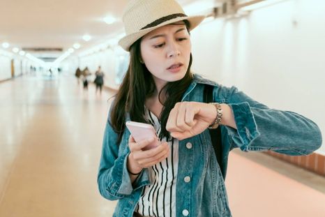 Qué significa soñar con llegar tarde a un sitio (Shutterstock).