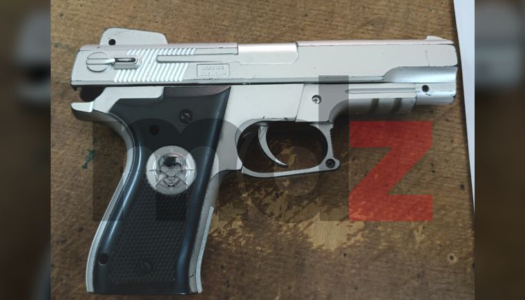 El arma de juguete secuestrada al estudiante en una escuela de Las Heras, en medio de las múltiples amenazas de tiroteos escolares en Mendoza y todo el país. 