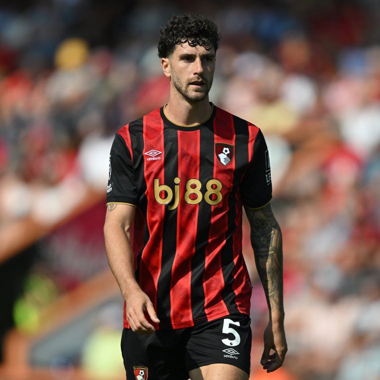 Marcos Senesi también está en consideración. Marcos Senesi también está en consideración.