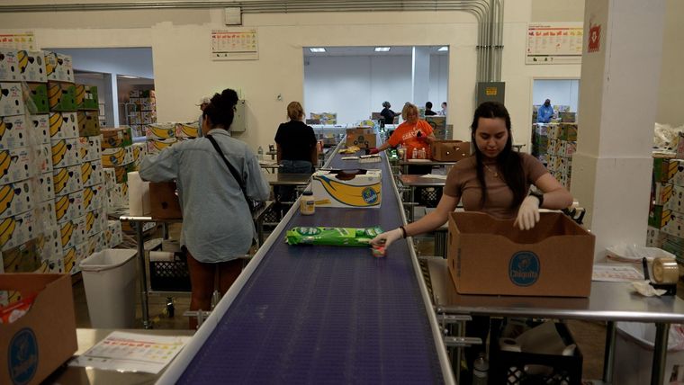 Grupos de voluntarios se dedican a verificar la calidad de los productos en el banco de alimentos Feeding South Florida.