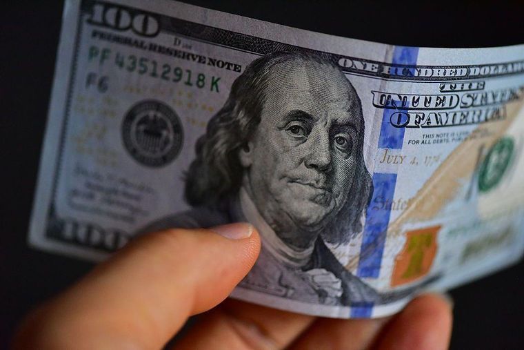 El BCRA quema reservas para mantener al dólar dentro de las bandas de flotación.