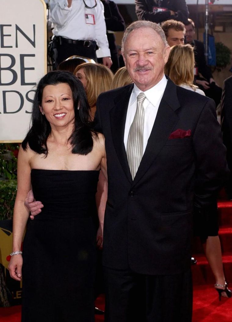 Gene Hackman, Betsy Arakawa y la mascota que tenían fueron encontrados muertos el pasado miércoles 26 a la tarde. Foto: X @OscarSa17220243.