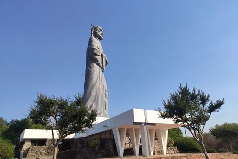 El Cristo Penitente de La Caldera, símbolo y mirador del Valle de Lerma en este pueblo. El Cristo Penitente de La Caldera, símbolo y mirador del Valle de Lerma en este pueblo.