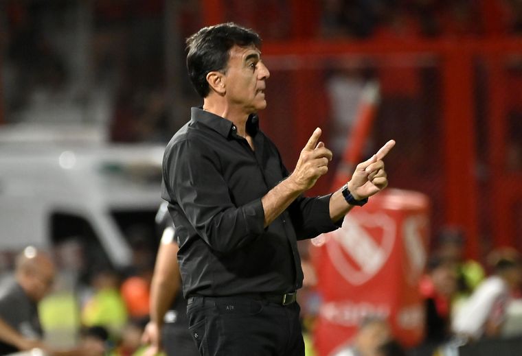 Gustavo Quinteros analizó el buen momento del Rojo y habló del futuro de Lomónaco ante el interés de Mineiro