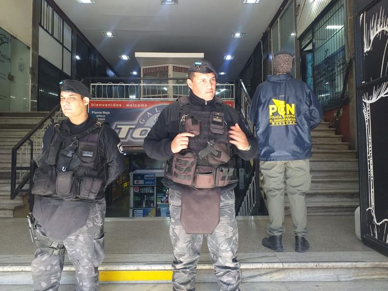 El comienzo de los allanamientos en una de las galerías del Centro Foto: Ministerio de Seguridad